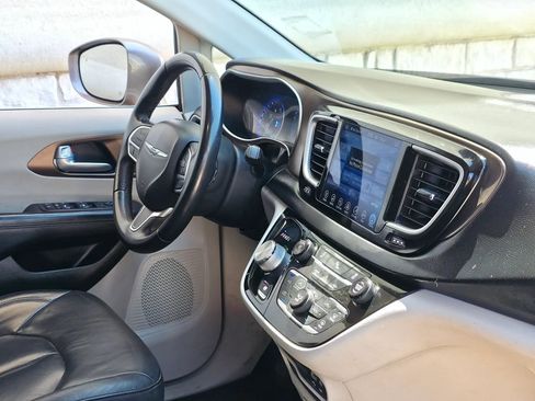 Used 2017 Chrysler Pacifica Touring-L w/ Tire & Wheel Group FWD image 20