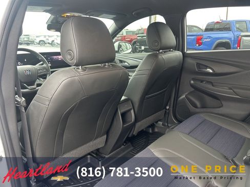 Used 2025 Buick Envista Preferred image 38
