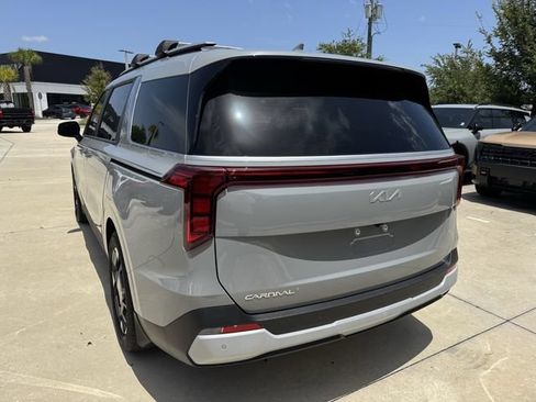 Used 2025 Kia Carnival EX FWD image 7