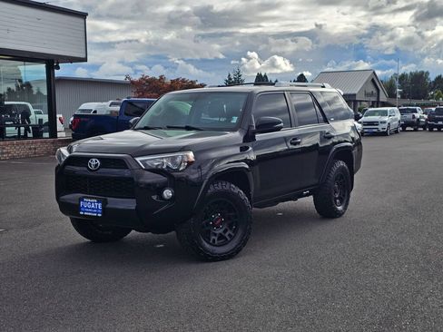 Used 2018 Toyota 4Runner SR5 Premium AWD/4WD image 2