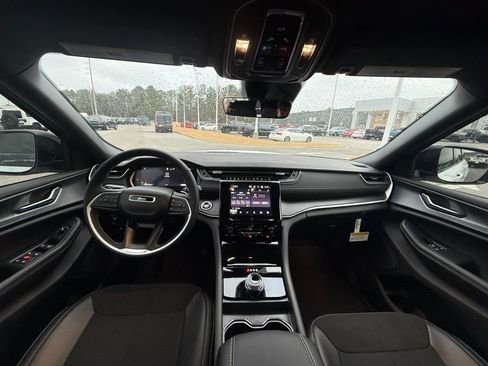 New 2025 Jeep Grand Cherokee Altitude image 12