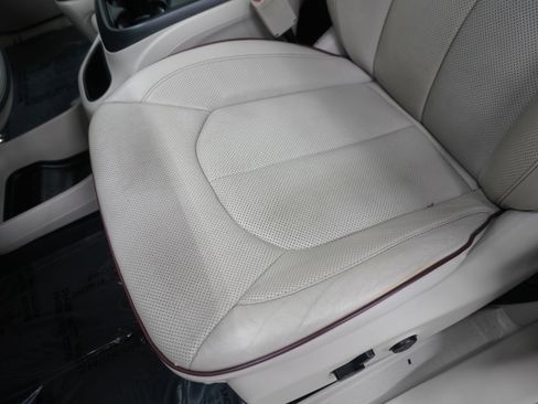 Used 2018 Chrysler Pacifica Limited w/ Tire & Wheel Group image 12