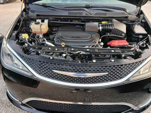 Used 2019 Chrysler Pacifica Touring-L image 14