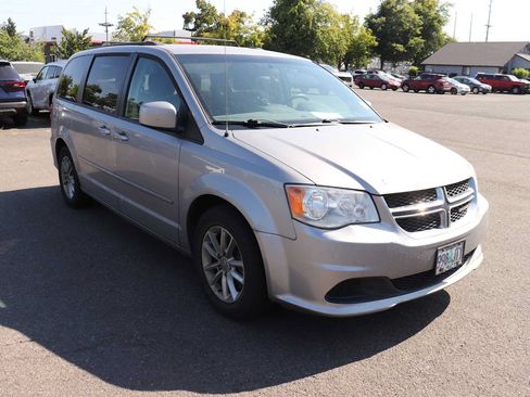 Used 2016 Dodge Grand Caravan SXT FWD image 3