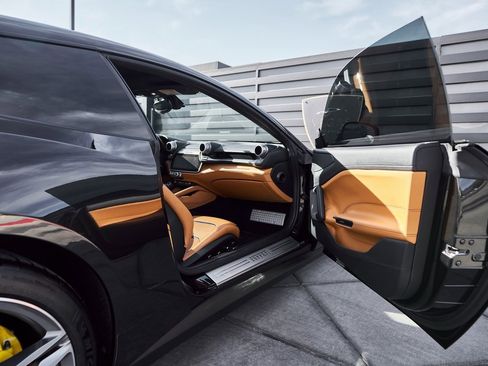 Used 2018 Ferrari GTC4Lusso image 28