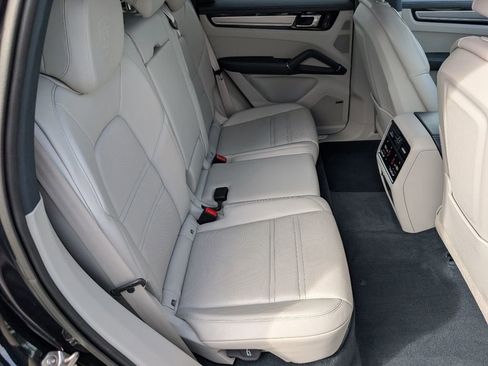 Used 2023 Porsche Cayenne S Platinum AWD/4WD image 7