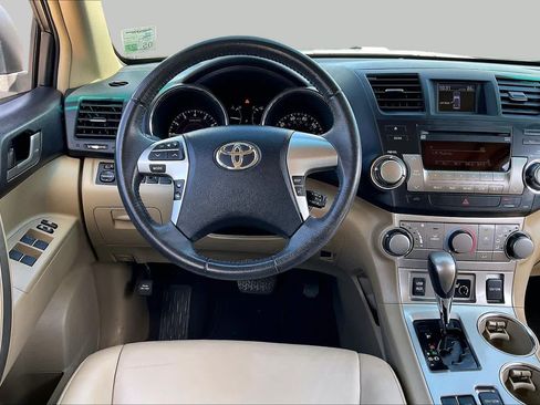 Used 2012 Toyota Highlander SE FWD image 5