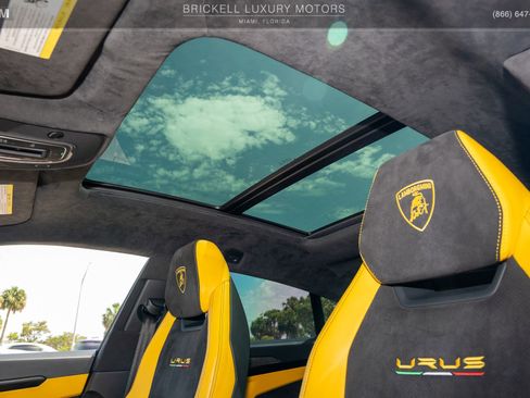 Used 2022 Lamborghini Urus AWD/4WD image 32