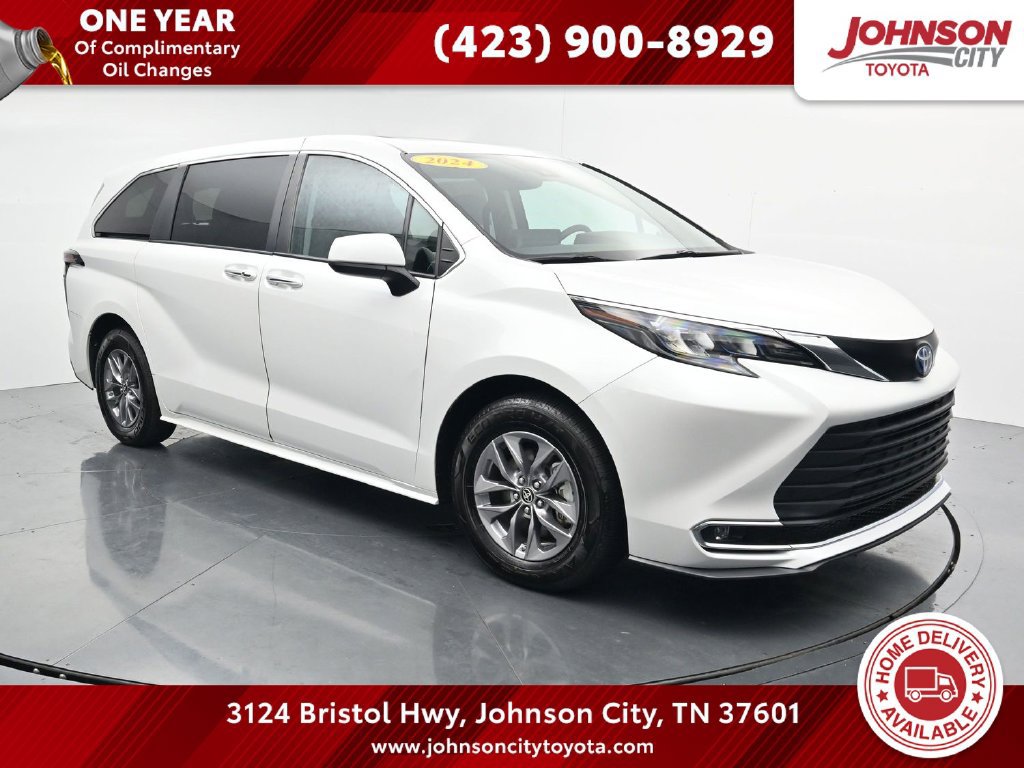 Used 2024 Toyota Sienna XLE FWD image 1