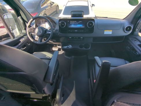 Used 2025 Mercedes-Benz Sprinter 2500 image 2