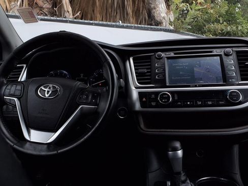Used 2014 Toyota Highlander XLE FWD image 15