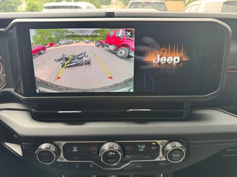 Used 2024 Jeep Wrangler Unlimited Rubicon w/ Dual Top Group AWD/4WD image 21
