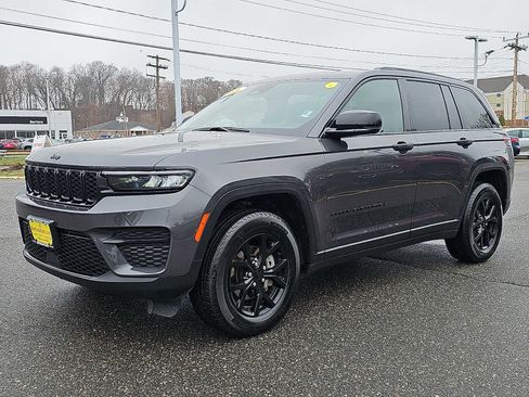 Used 2025 Jeep Grand Cherokee Altitude image 3