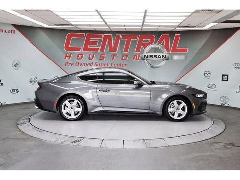 Used 2025 Ford Mustang Premium RWD image 5