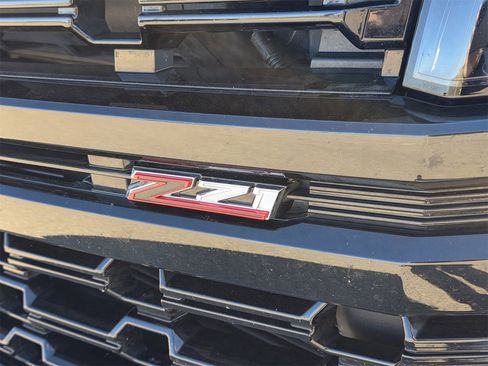 Used 2023 Chevrolet Suburban Z71 w/ Luxury Package image 32