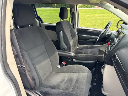 Used 2019 Dodge Grand Caravan SE w/ UConnect Hands-Free Group FWD image 13