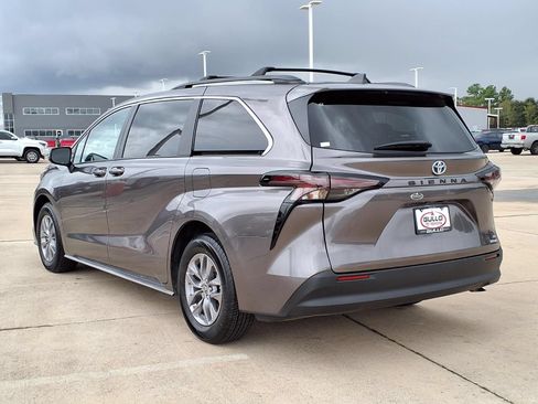 Certified 2023 Toyota Sienna LE FWD image 2