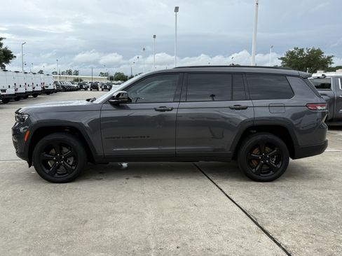 Used 2023 Jeep Grand Cherokee L Limited w/ Black Appearance Package AWD/4WD image 8