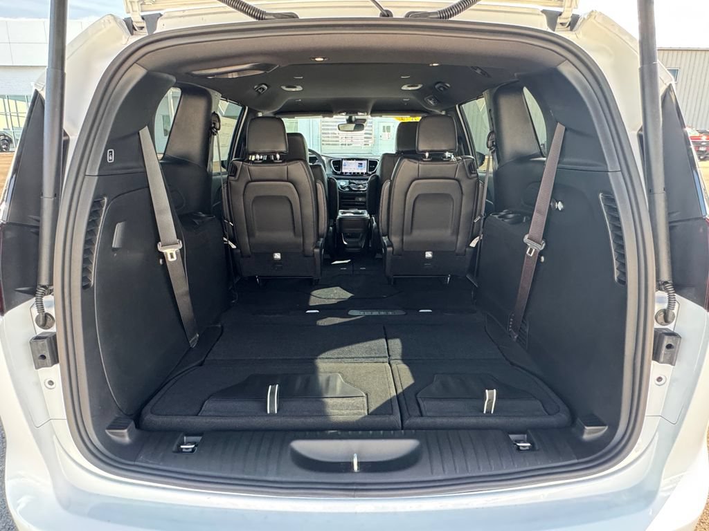 New 2027 Chrysler Pacifica Select FWD image 10