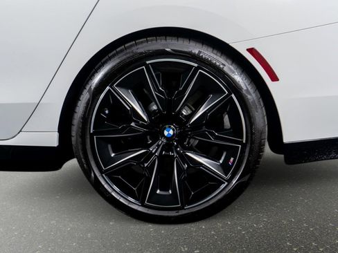 Used 2025 BMW 740i w/ Premium Package RWD image 17