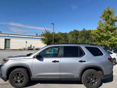 Used 2025 Honda Pilot TrailSport image 4
