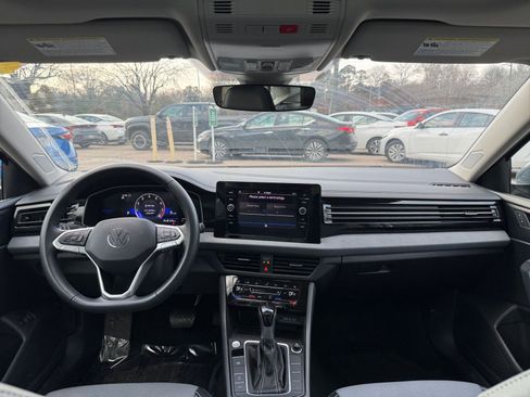 Used 2025 Volkswagen Jetta SE image 30