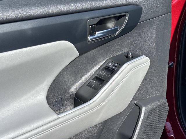 Used 2021 Toyota Highlander XLE FWD image 19