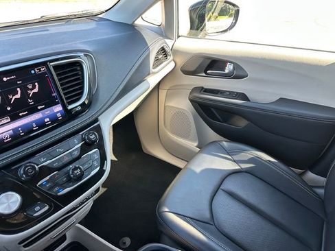 Used 2024 Chrysler Pacifica Limited FWD image 29