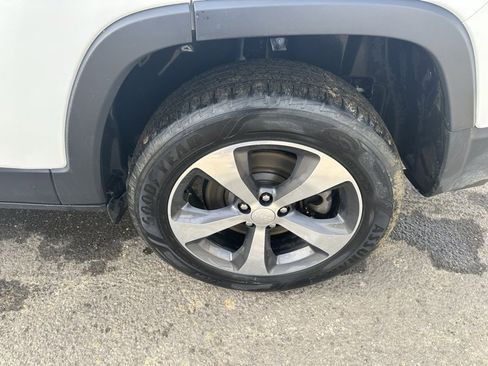 Used 2019 Jeep Cherokee Limited image 17