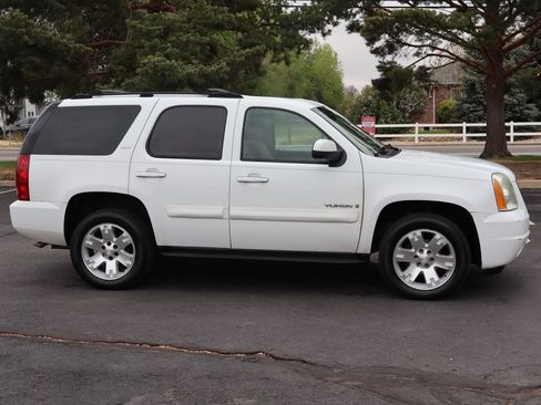 Used 2007 GMC Yukon SLT w/ SLT Preferred Equipment Group AWD/4WD image 3
