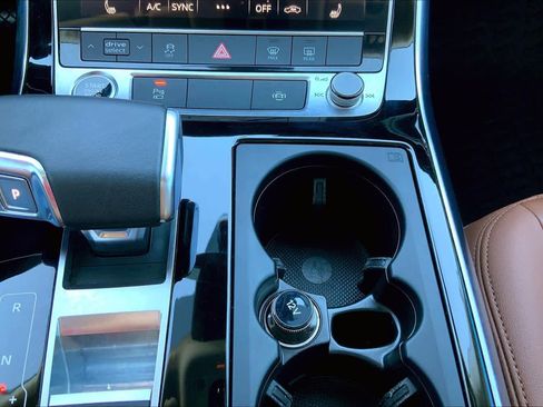 Used 2022 Audi Q8 Premium image 27