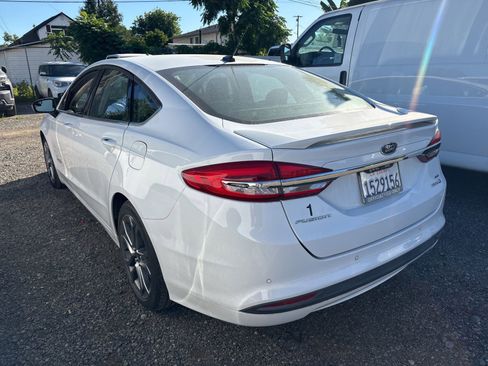 Used 2017 Ford Fusion SE w/ Equipment Group 601A FWD image 3