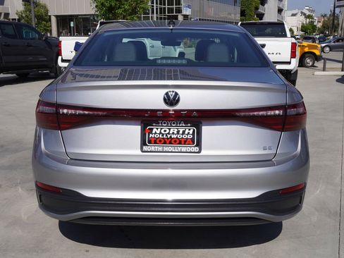 Used 2025 Volkswagen Jetta SE image 6