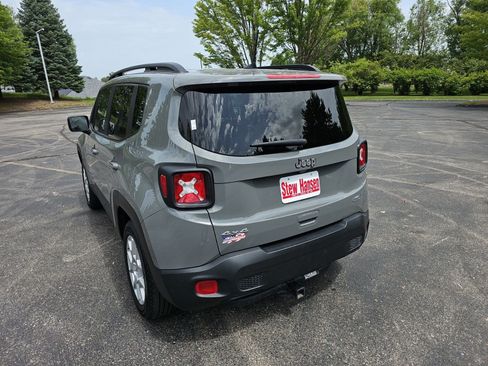 Used 2022 Jeep Renegade Latitude w/ Convenience Group AWD/4WD image 3