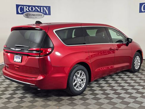 New 2026 Chrysler Pacifica Select image 5