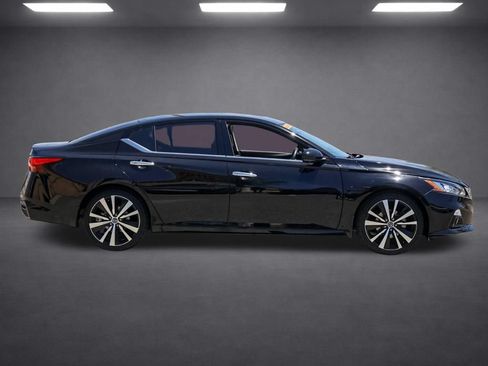 Used 2020 Nissan Altima 2.5 Platinum FWD image 3
