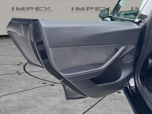 Used 2022 Tesla Model Y Long Range AWD/4WD image 30