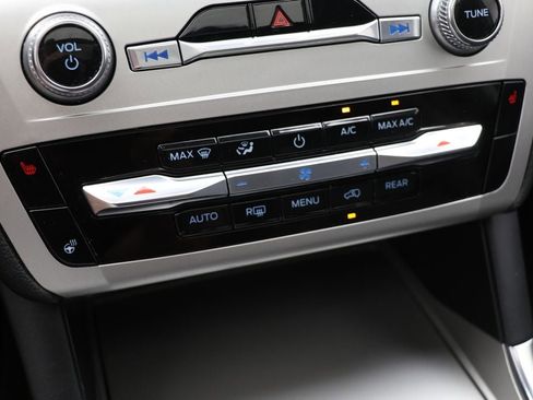 Used 2022 Ford Explorer XLT w/ Equipment Group 202A image 23