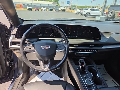 Used 2024 Cadillac XT4 Premium Luxury FWD image 11
