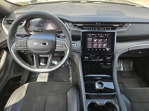 Used 2023 Jeep Grand Cherokee Altitude RWD image 6
