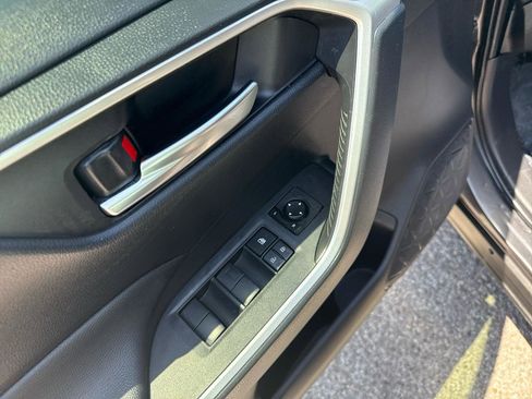Used 2019 Toyota RAV4 XLE w/ Convenience Package FWD image 15