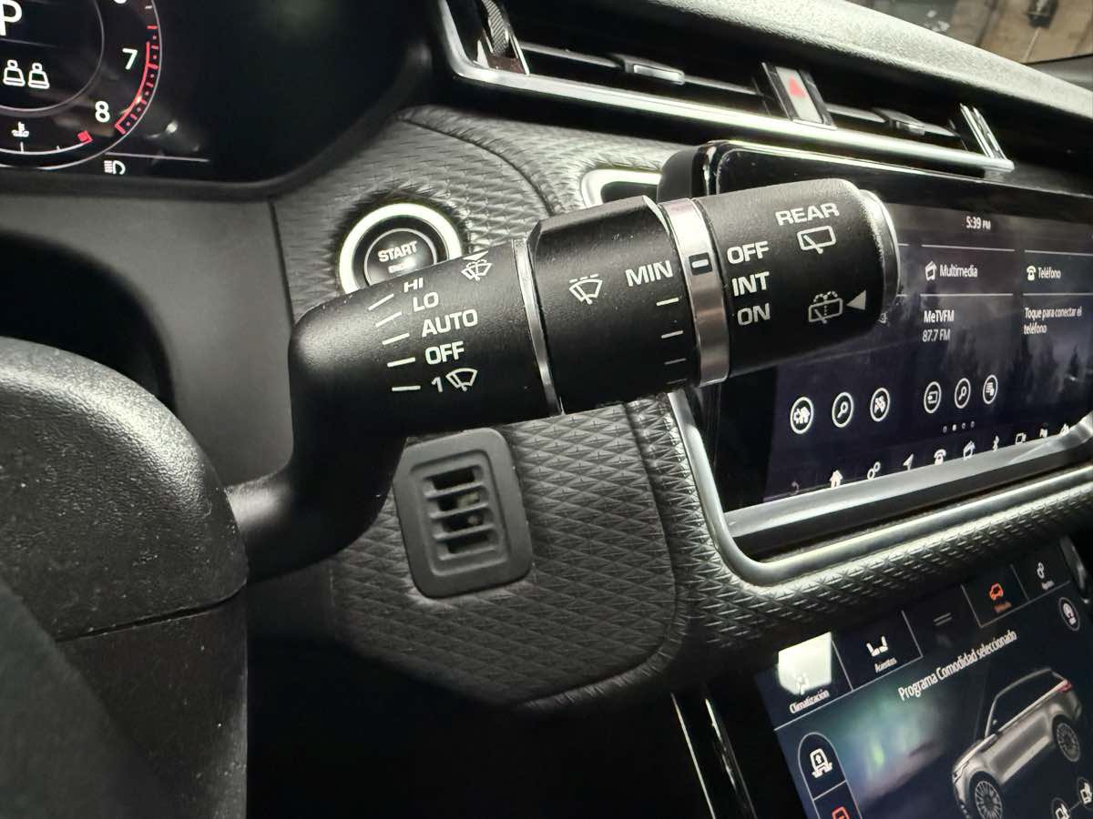 Used 2020 Land Rover Range Rover Velar R-Dynamic S AWD/4WD image 17
