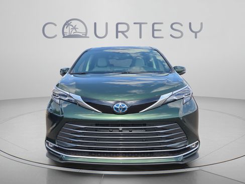Certified 2025 Toyota Sienna Platinum AWD/4WD image 8