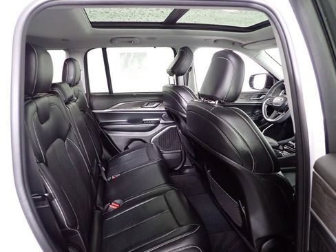 Used 2023 Jeep Grand Cherokee Limited w/ Luxury Tech Group II AWD/4WD image 40