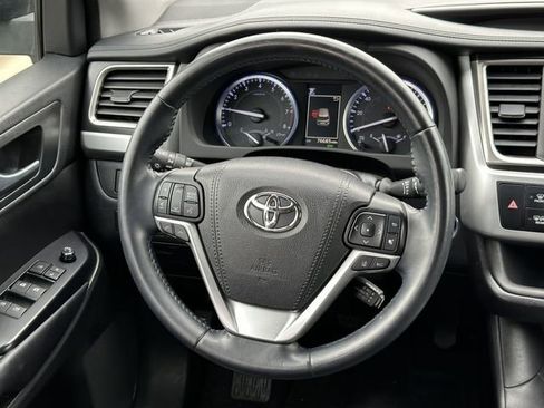 Used 2018 Toyota Highlander SE FWD image 26