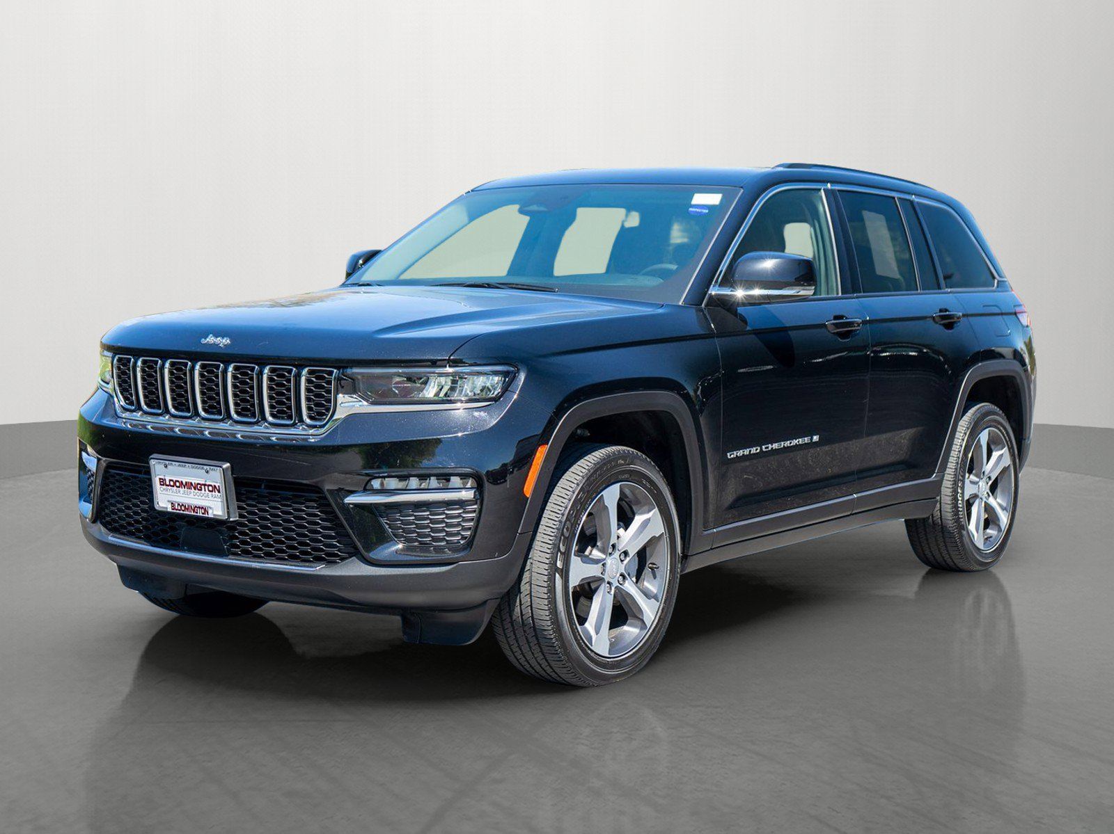 Used 2023 Jeep Grand Cherokee Limited w/ Trailer Tow Prep Group (B) AWD/4WD image 3
