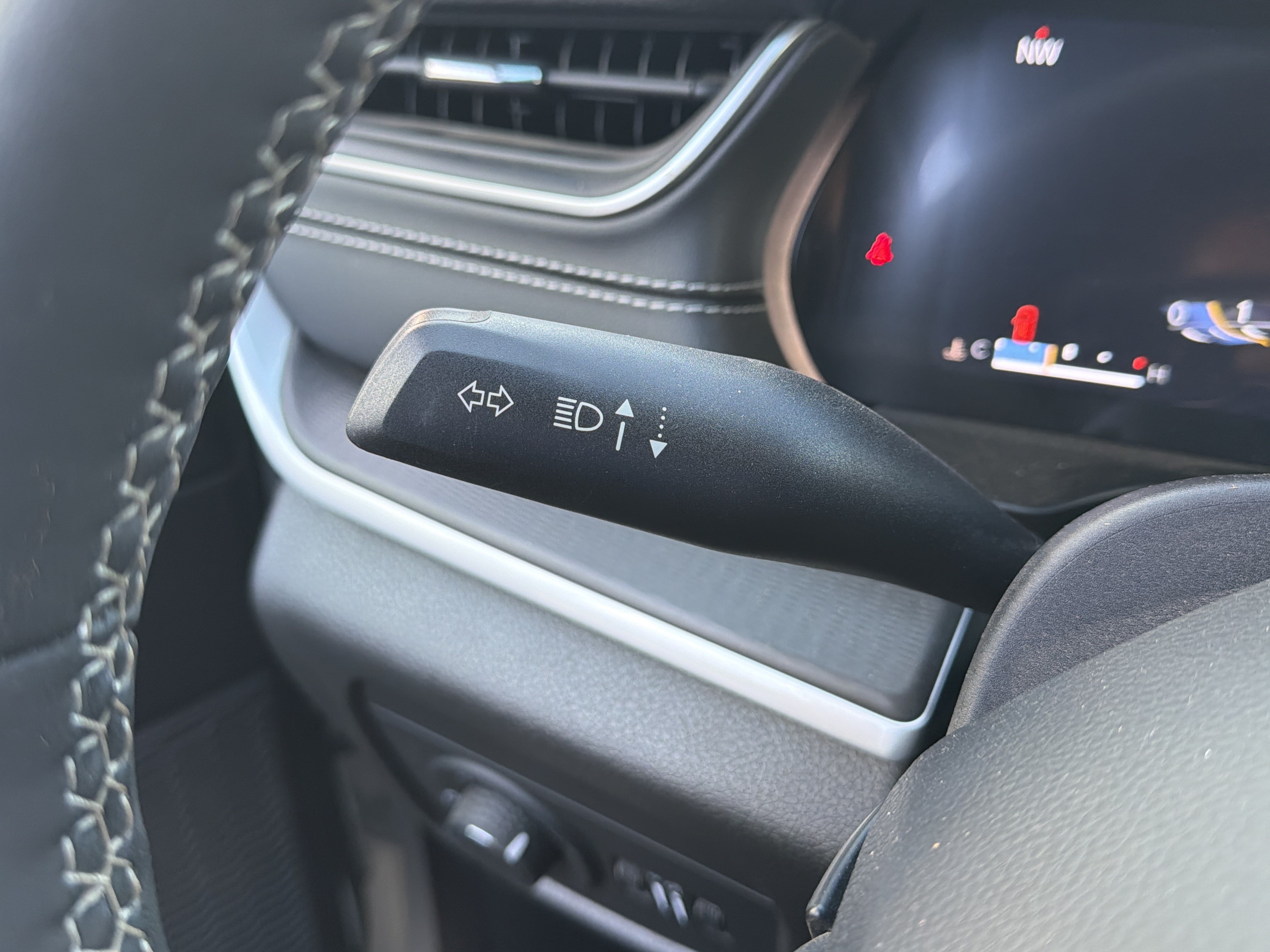 Used 2024 Jeep Grand Cherokee Altitude AWD/4WD image 16