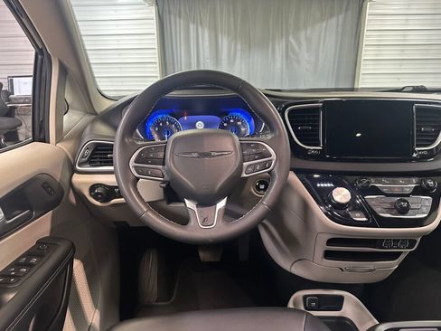 Used 2024 Chrysler Pacifica Touring-L FWD image 2