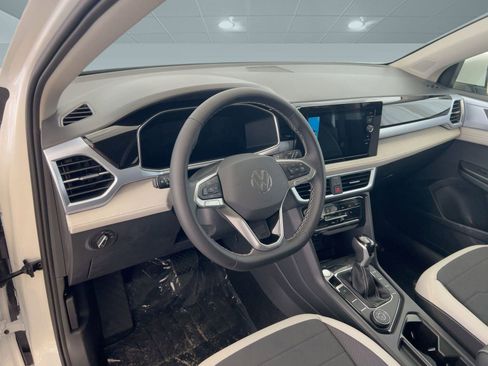 New 2026 Volkswagen Taos SE image 4