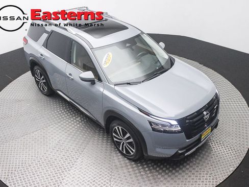 Used 2024 Nissan Pathfinder Platinum w/ Black Appearance Package AWD/4WD image 3